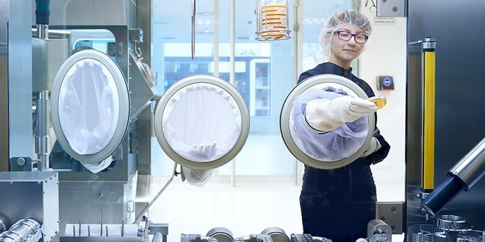 Especialista en producción sujetando materiales de forma segura