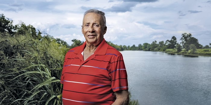Hombre en Riverbank