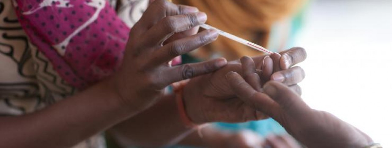 Mujeres cuidando sus manos