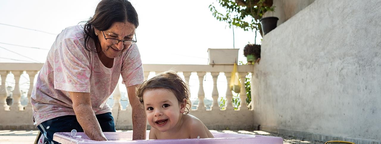 Mujer y niño conviviendo